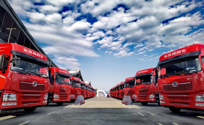 Dongfeng commercial vehicles pass through Wuhan Economic Development Zone for the first time for export